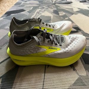 Brooks Hyperion Elite 2 (Men Size 6 / Women Size 7.5)